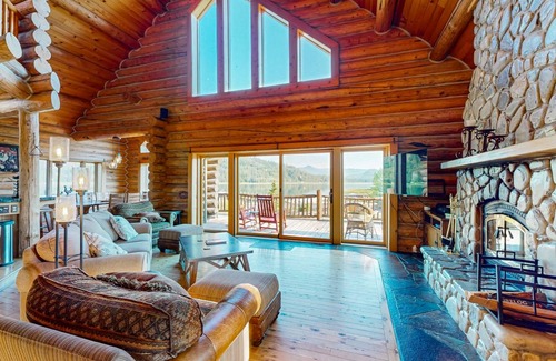 Sagle House | 230 m² House ∙ 3 bedrooms ∙ 8 guests