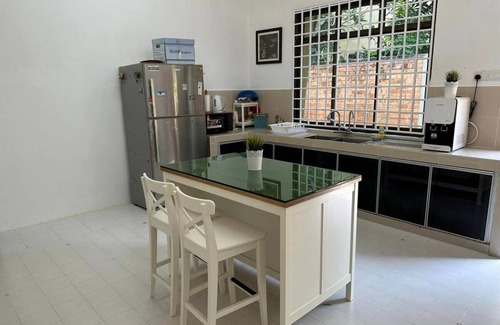 Kawasan Perindustrian Chendering House | 232 m² House ∙ 3 bedrooms ∙ 9 guests
