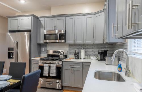Dudley - Brunswick King Apartment | 233-1 4BR Boston - Cozy Apt near MBTA Station