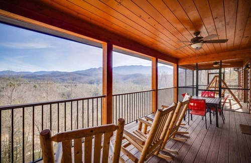 Gatlinburg Cabin | 237 m² Cabin ∙ 3 bedrooms ∙ 12 guests