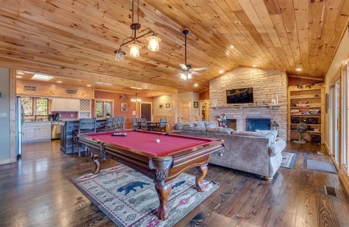 Gatlinburg Cabin | 237 m² Cabin ∙ 3 bedrooms ∙ 12 guests