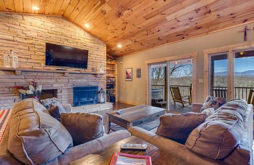 Gatlinburg Cabin | 237 m² Cabin ∙ 3 bedrooms ∙ 12 guests