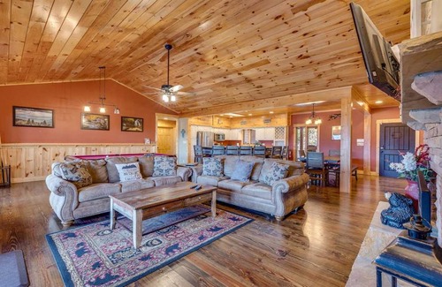 Gatlinburg Cabin | 237 m² Cabin ∙ 3 bedrooms ∙ 12 guests