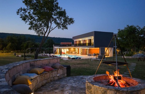 Sinj Villa | 238 m² Villa ∙ 4 bedrooms ∙ 8 guests