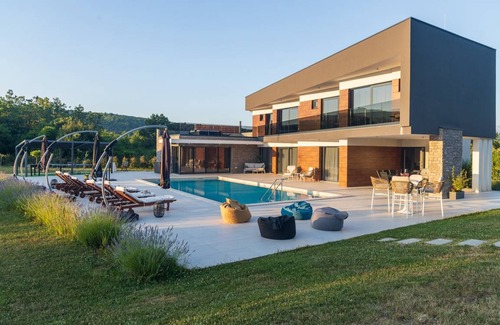 Sinj Villa | 238 m² Villa ∙ 4 bedrooms ∙ 8 guests