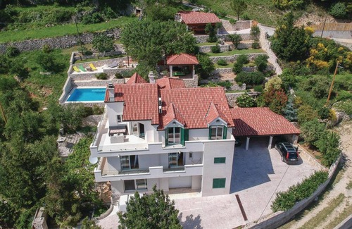 Klis House | 239 m² House ∙ 5 bedrooms ∙ 9 guests