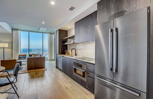 Rainey Street Historic District Condo | 23rd floor corner condo w/scenic sunset & lake-view balcony - rooftop pool & gym