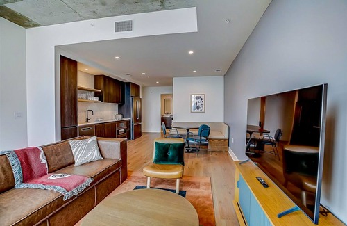 Rainey Street Historic District Condo | 23rd floor corner condo w/scenic sunset & lake-view balcony - rooftop pool & gym
