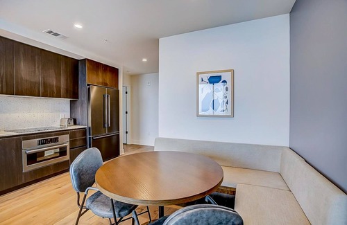 Rainey Street Historic District Condo | 23rd floor corner condo w/scenic sunset & lake-view balcony - rooftop pool & gym