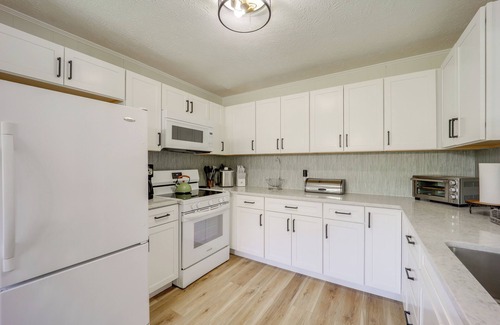 Lenoir House | 24-Acre Cottage w/Hot Tub ~ 10 Mi to Blowing Rock