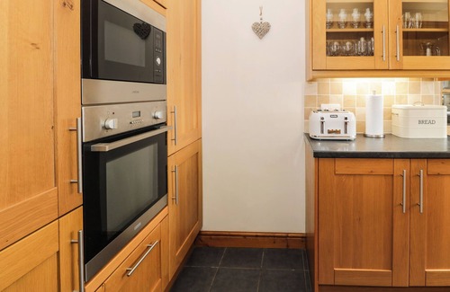 Bryn-crug Cottage | 24 DOLITHEL, family friendly, character holiday cottage in Tywyn