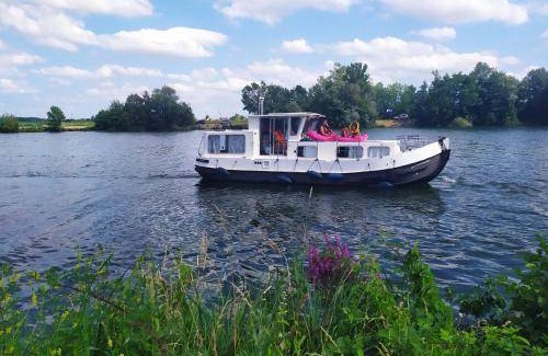 Saint-Jean-de-Losne Boat Rental | 24 m² Houseboat ∙ 2 bedrooms ∙ 5 guests