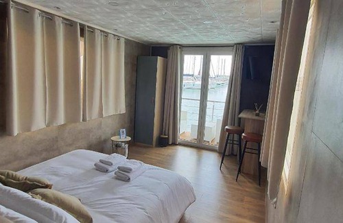 Marina di Montenero Boat Rental | 24 m² Houseboat ∙ 1 bedroom ∙ 2 guests