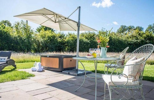 Bronllys Cabin | 24 m² Lodge ∙ 2 guests