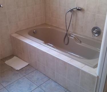 Ekurhuleni Hotel | 24 Onvrey Guest House