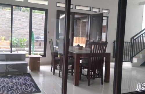 Bogor House | 240 m² House ∙ 3 bedrooms ∙ 7 guests