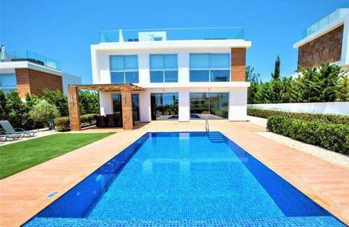 Peyia Town House | 240 m² House ∙ 4 bedrooms ∙ 8 guests
