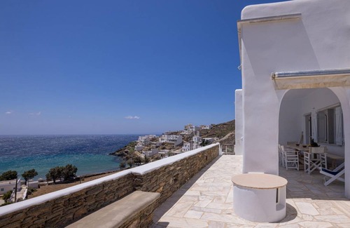 Exomvourgo Villa | 240 m² Villa ∙ 4 bedrooms ∙ 8 guests
