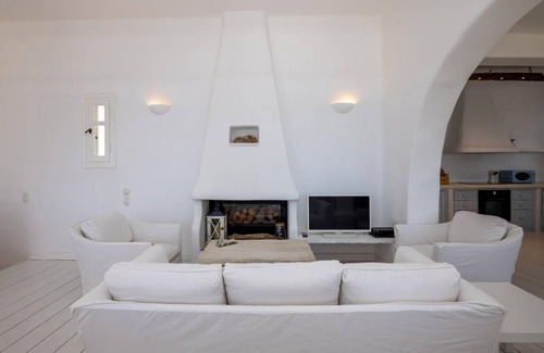 Exomvourgo Villa | 240 m² Villa ∙ 4 bedrooms ∙ 8 guests