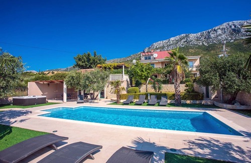 Kastel Gomilica Villa | 240 m² Villa ∙ 7 bedrooms ∙ 14 guests