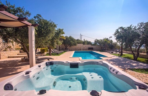 Kastel Gomilica Villa | 240 m² Villa ∙ 7 bedrooms ∙ 14 guests