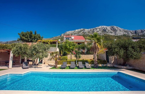 Kastel Gomilica Villa | 240 m² Villa ∙ 7 bedrooms ∙ 14 guests