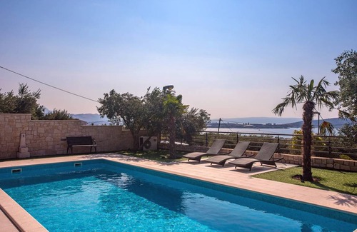Kastel Gomilica Villa | 240 m² Villa ∙ 7 bedrooms ∙ 14 guests