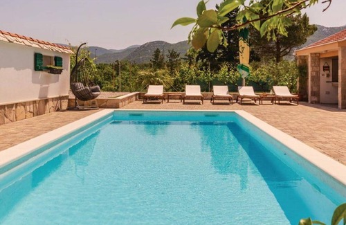 Vrgorac House | 242 m² House ∙ 4 bedrooms ∙ 8 guests