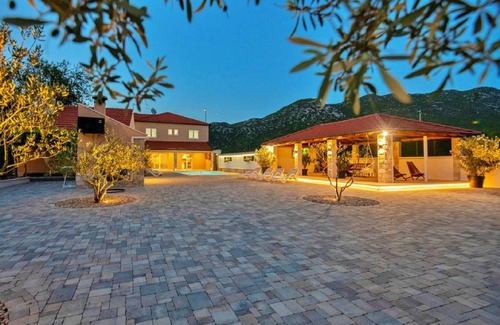 Vrgorac House | 242 m² House ∙ 4 bedrooms ∙ 8 guests
