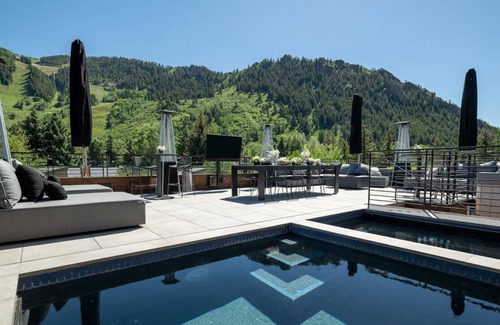Downtown House | 2435 m² House ∙ 8 bedrooms ∙ 32 guests