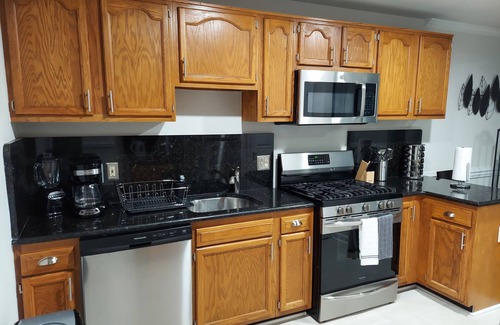 Stafford House | $245/Amazing 3LV, 4BR TH, 3.5BTH close to Quantico