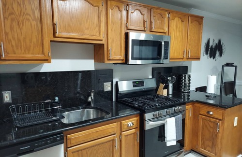 Stafford House | $245/Amazing 3LV, 4BR TH, 3.5BTH close to Quantico