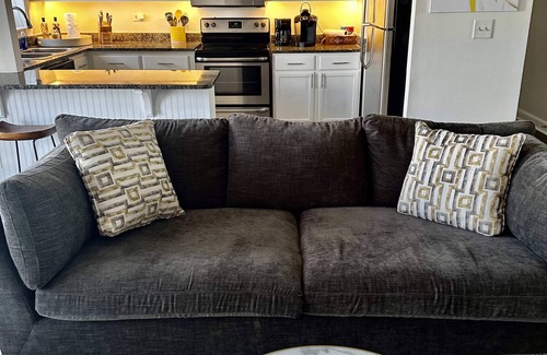 Downtown Atlanta Condo | 24B - Stylish Top Floor Condo in Downtown Atlanta!