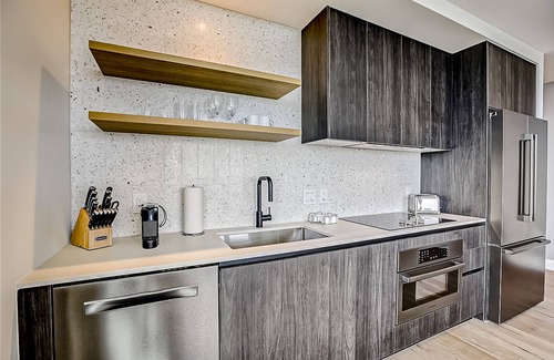 Rainey Street Historic District Condo | 24th floor - Corner condo - lake-view balcony - rooftop pool & gym