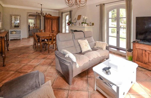 Entraigues-sur-la-Sorgue House | 250 m² House ∙ 3 bedrooms ∙ 7 guests