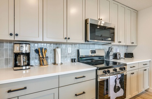 St. George Condo | 25 Mi to Zion: Rock 'n' Roll Condo w/Mtn View!