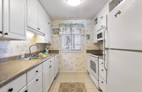Garden City Condo | *25% off June & 20% off new stays through August*
