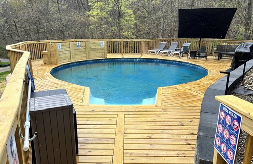 Laurelville Cabin | 25' Round Heated pool & Pickleball May 1st to October 31st. May Reduced Rates