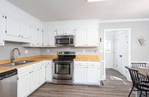 North Raleigh House | 250 m² House ∙ 3 bedrooms ∙ 7 guests