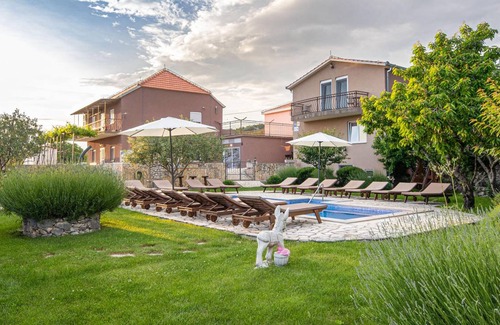 Sestanovac House | 250 m² House ∙ 6 bedrooms ∙ 18 guests
