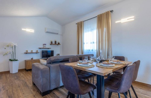 Sestanovac House | 250 m² House ∙ 6 bedrooms ∙ 18 guests