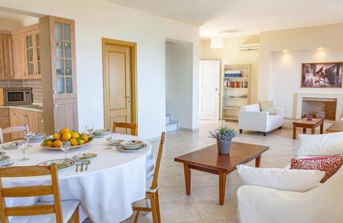 Melissopetra Villa | 250 m² Villa ∙ 4 bedrooms ∙ 10 guests