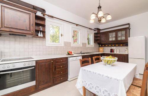 Vasilikos Villa | 250 m² Villa ∙ 4 bedrooms ∙ 8 guests