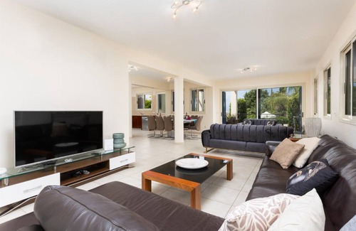 Neo Chorio Villa | 250 m² Villa ∙ 5 bedrooms ∙ 11 guests