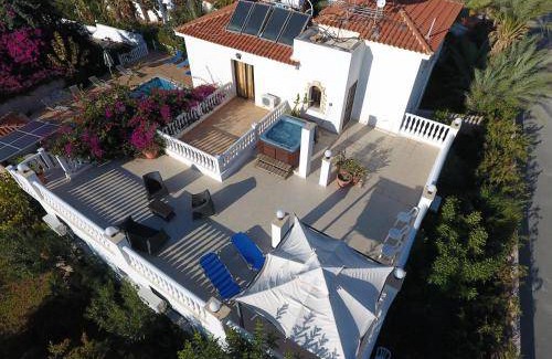 Pegeia Villa | 250 m² Villa ∙ 7 bedrooms ∙ 14 guests
