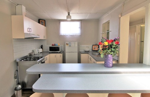 Bathurst House | 250 William - Bathurst NSW 3 Bedrooms close to Mount Panorama and the CBD