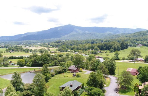 Wears Valley Cabin | 251 m² Cabin ∙ 3 bedrooms ∙ 8 guests