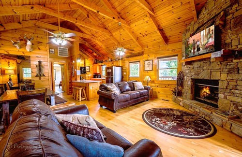 Wears Valley Cabin | 251 m² Cabin ∙ 3 bedrooms ∙ 8 guests