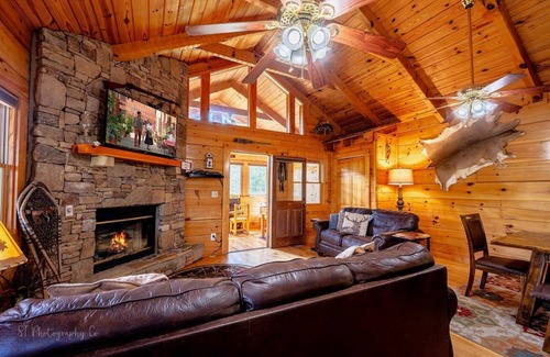 Wears Valley Cabin | 251 m² Cabin ∙ 3 bedrooms ∙ 8 guests