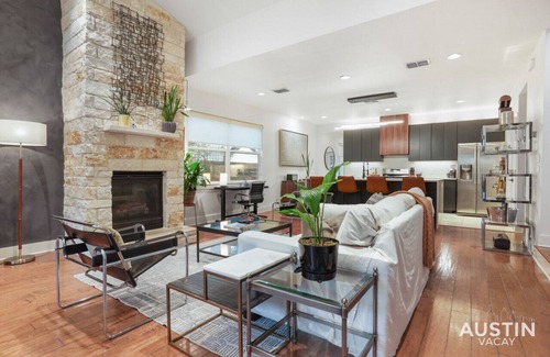 Holly Apartment | 2515 E 4th xxxxxxxxx